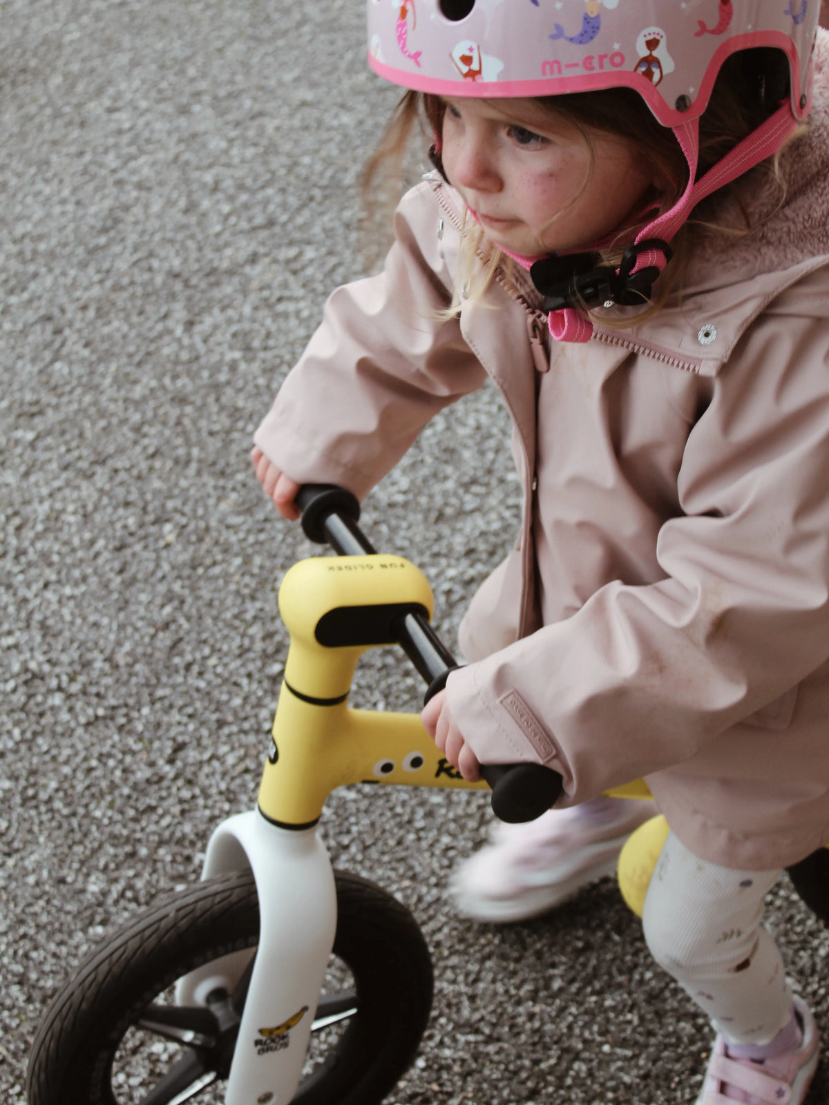Niño montando la bicicleta de balance Rockbros FGD-P2B al aire libre