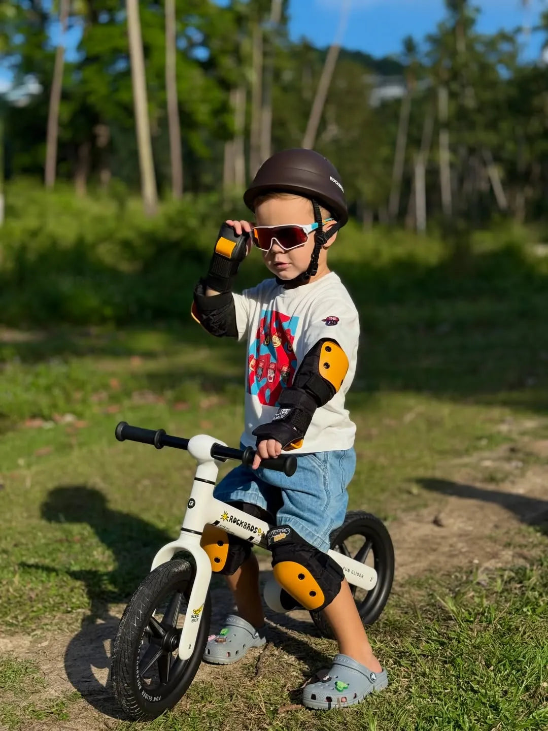Niño montando la bicicleta de balance Rockbros FGD-P2B al aire libre