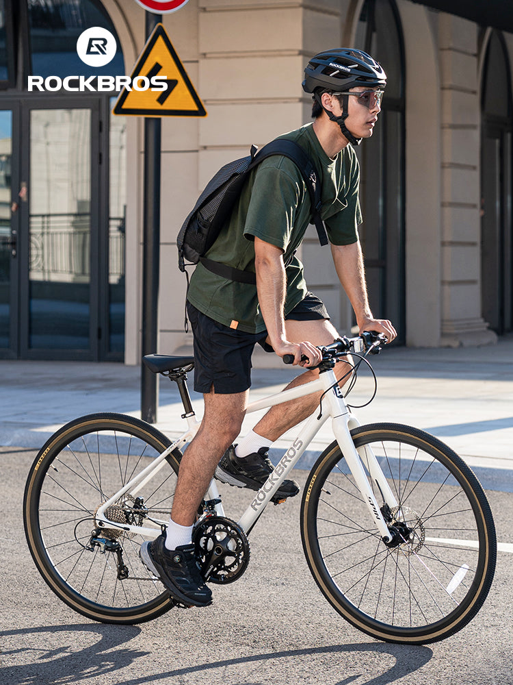 Ciclista con la bicicleta de ruta Rockbros Spin P2M Blanco