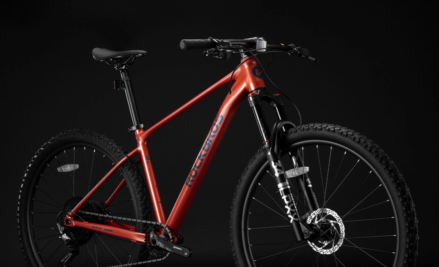 Bicicleta de montaña ROCKBROS MT600 aro 29 naranja, vista en tres cuartos