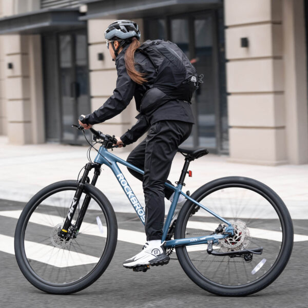 Bicicleta MT400 Aro 29 Azul ROCKBROS - ciclista sobre la MT400 azul