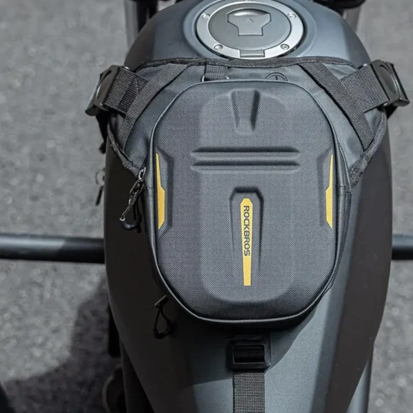Bolso Rockbros BM-1900 sujeto con imanes al tanque de la moto