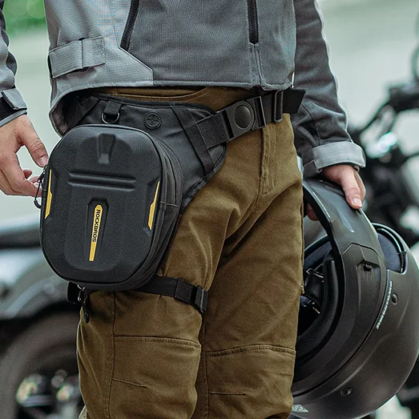 Motociclista con el bolso de pierna Rockbros BM-1900