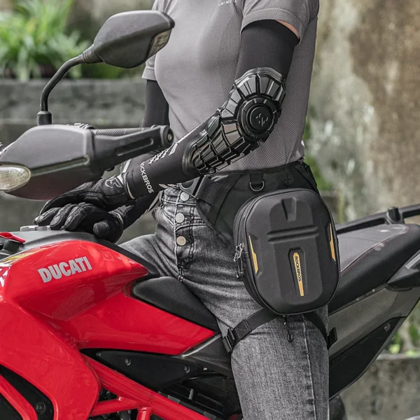 Bolso de pierna Rockbros BM-1900 usado en moto