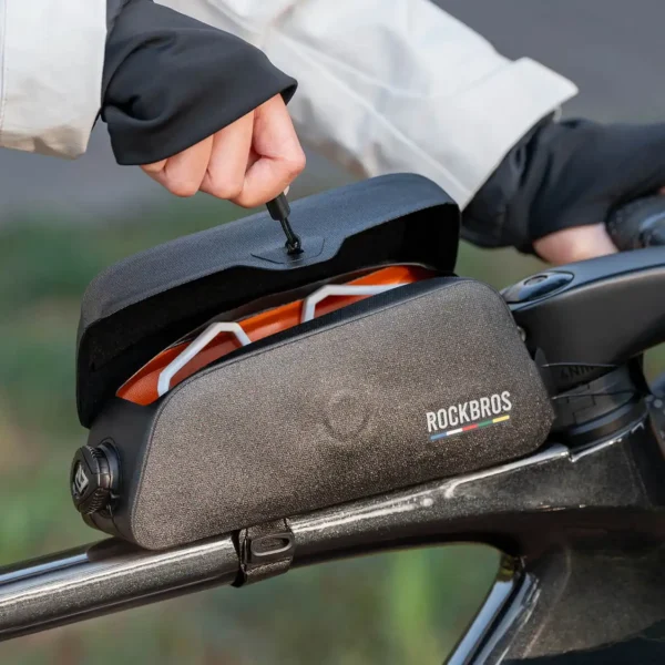 Tapa magnética del bolso Rockbros BP2300 abierta con una mano