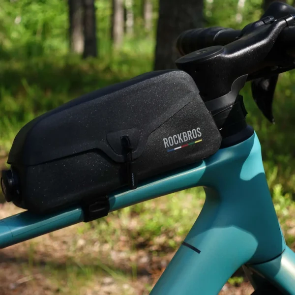Bolso de tubo superior Rockbros Road To Sky en una bici de ruta