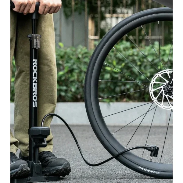 Ciclista inflando la llanta de su bicicleta con el inflador de pie Rockbros BP4001