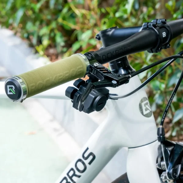 Grips Rockbros BT-7123 verde olivo instalados en el timón