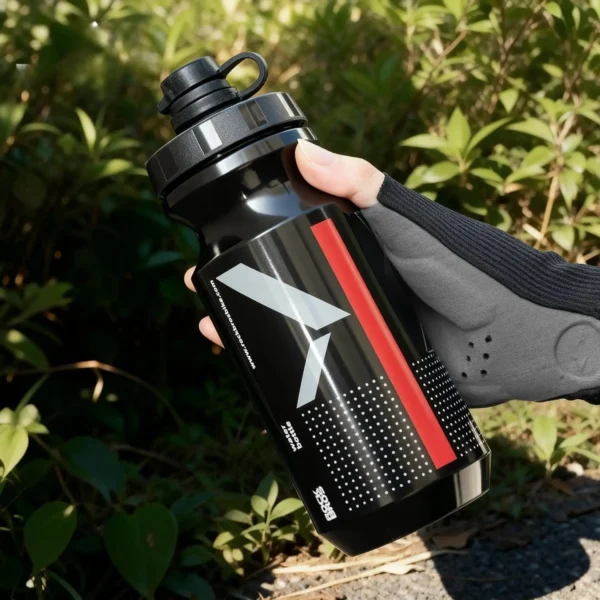 Botella Rockbros DCBT-2000 negra en la mano de un ciclista