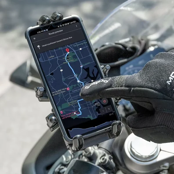Guante Rockbros GMT5300 usando el celular en el soporte de la moto con el índice táctil