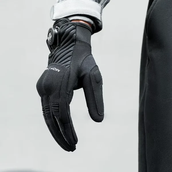 Guante para moto Rockbros GMT5300 negro puesto, visto de lado