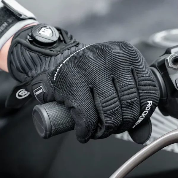 Guante Rockbros GMT5300 en el puño de la moto, con los nudillos acolchados