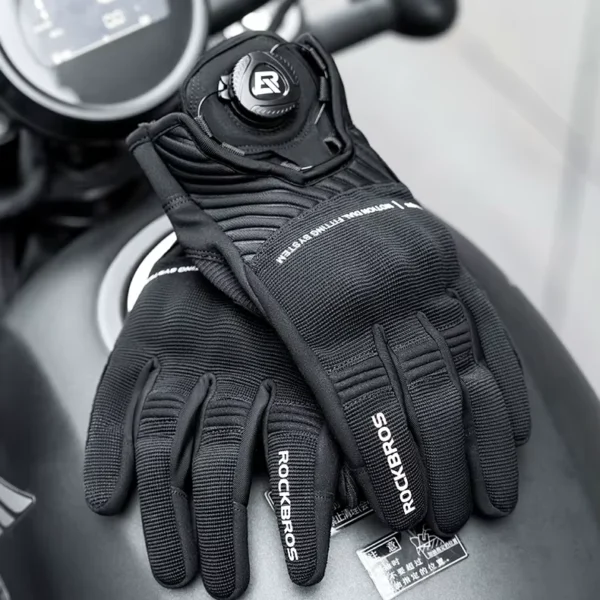 Guantes Rockbros GMT5300 negros sobre el tanque de una moto