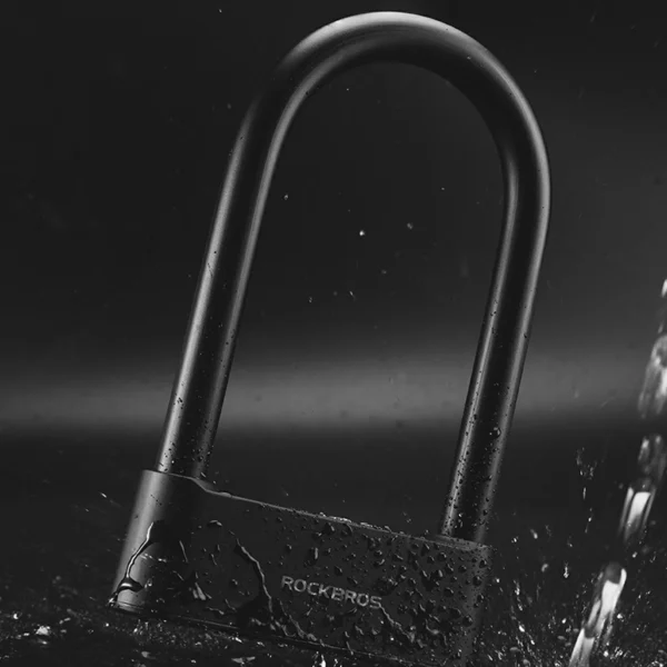 Candado Rockbros LCK1801 con forro de silicona bajo la lluvia