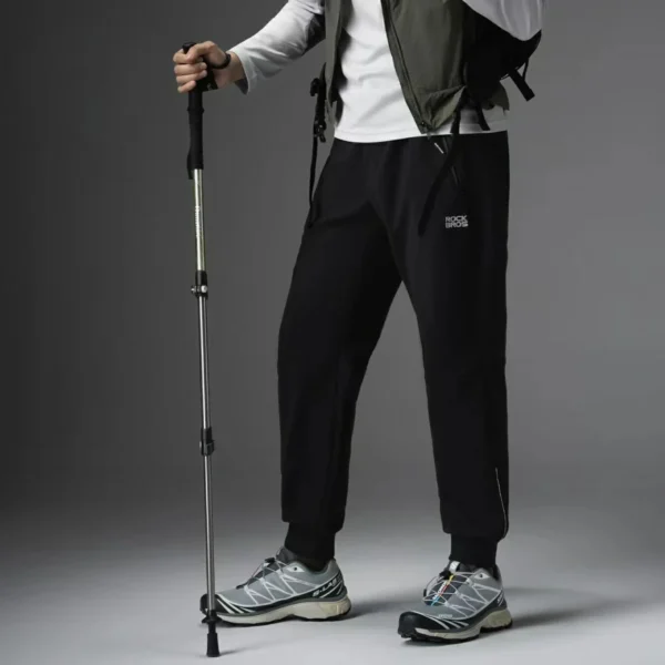 Pantalón Rockbros LKK4000 en caminata con bastón