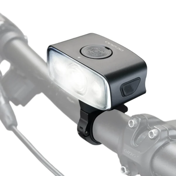 Luz delantera Rockbros QC1200 encendida en el timón