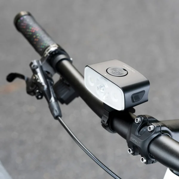 Luz Rockbros QC1200 montada sobre el timón
