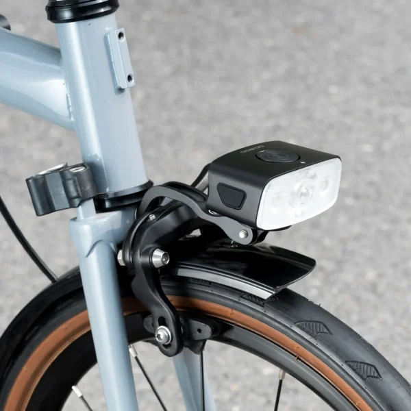 Luz Rockbros QC1200 en montaje colgante en una plegable