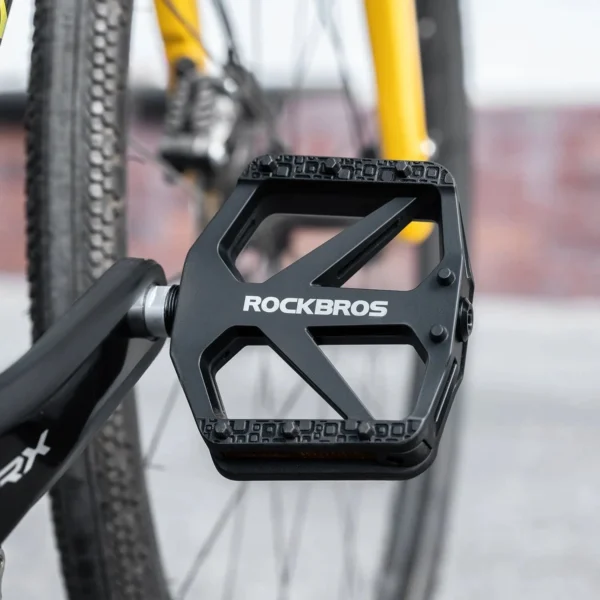 Pedal Rockbros BP2000 negro montado en la bicicleta