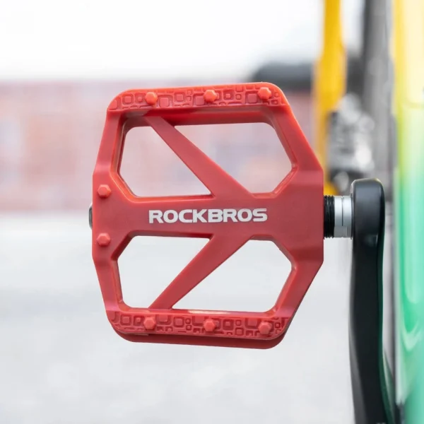 Pedal Rockbros BP2000 rojo montado en la bicicleta