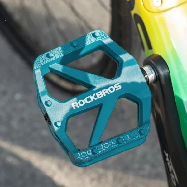 Pedal Rockbros BP2000 verde petróleo montado en la bicicleta
