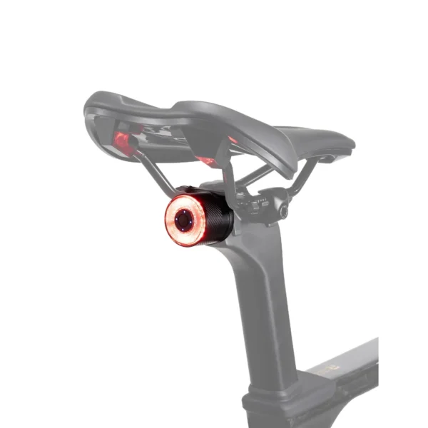 Luz trasera Rockbros Q1 Ultra encendida en rojo bajo el sillín