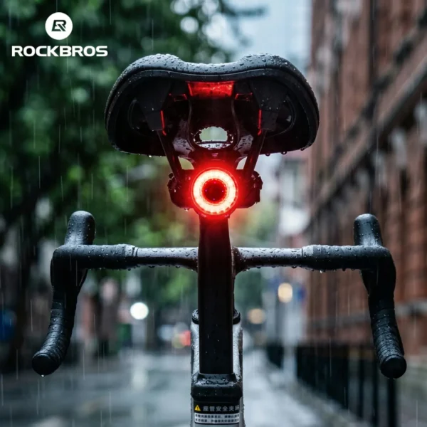 Luz trasera Rockbros Q1 Ultra encendida en la lluvia