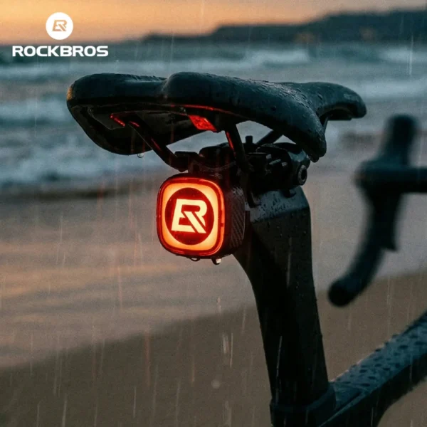 Luz trasera Rockbros Q2MAX bajo el sillín en la lluvia