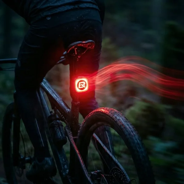Ciclista de noche con la luz trasera Rockbros Q2MAX