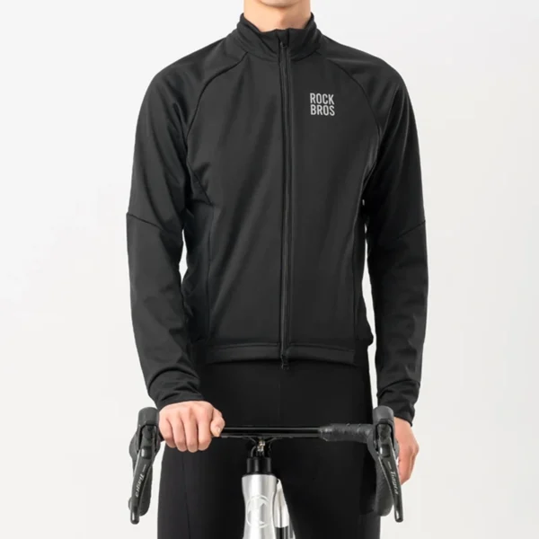 Ciclista con la casaca térmica Rockbros RK15360 negra sobre la bici