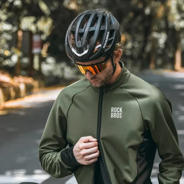Ciclista cerrando la casaca térmica Rockbros RK15360 verde oliva