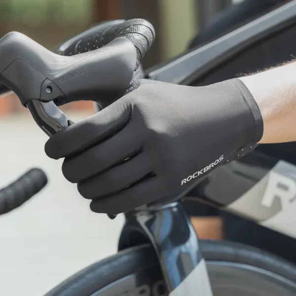 Guante Rockbros S1800 negro sobre la maneta de una bicicleta de ruta