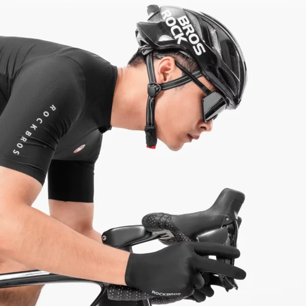 Ciclista de ruta pedaleando con guantes Rockbros S1800 negro