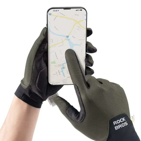 Guantes Rockbros S403 verde oscuro usando el celular con los dedos táctiles