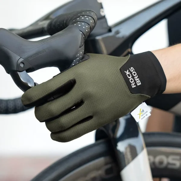 Guante Rockbros S403 verde oscuro sobre la maneta de una bici de ruta