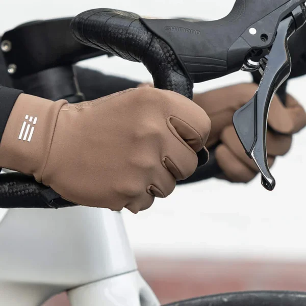 Guante térmico Rockbros S6600 beige sobre la maneta de una bici de ruta
