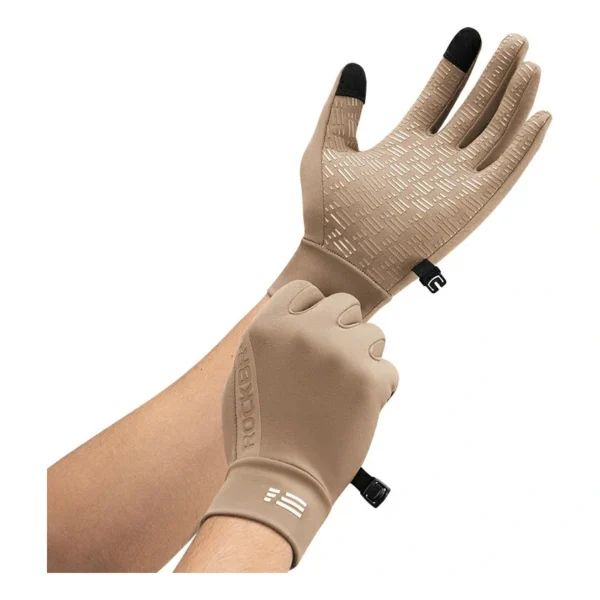 Guante térmico Rockbros S6600 beige puesto, palma con silicona antideslizante