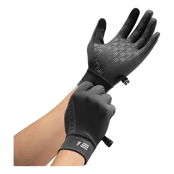Guante térmico Rockbros S6600 negro puesto, palma con silicona antideslizante