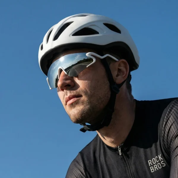 Ciclista con lentes Rockbros SP170 blanco y casco
