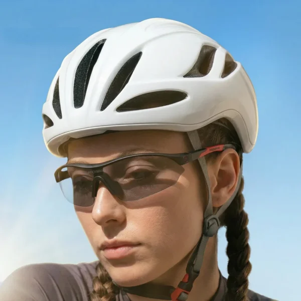 Ciclista con lentes Rockbros SP3000 negro con rojo y casco