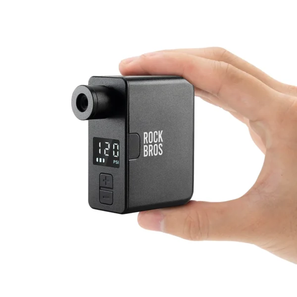 Inflador eléctrico Rockbros TP-1101 en la mano: cabe en la palma