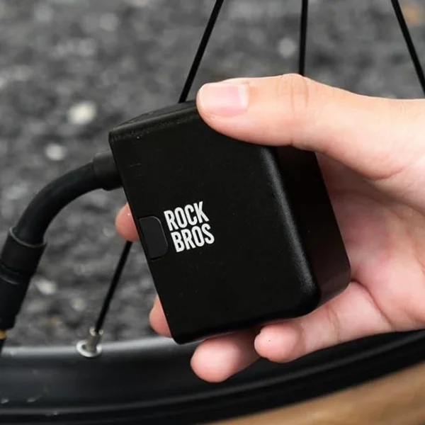 Inflador Rockbros TP-1101 inflando la llanta de una bicicleta