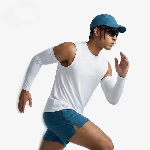 Hombre corriendo con las mangas UV Rockbros XT350 blancas