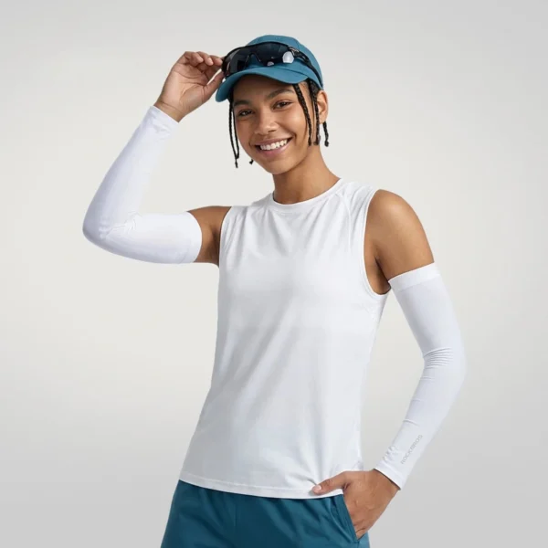 Mujer con las mangas UV Rockbros XT350 blancas puestas