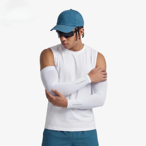 Hombre con las mangas UV Rockbros XT350 blancas puestas en los dos brazos