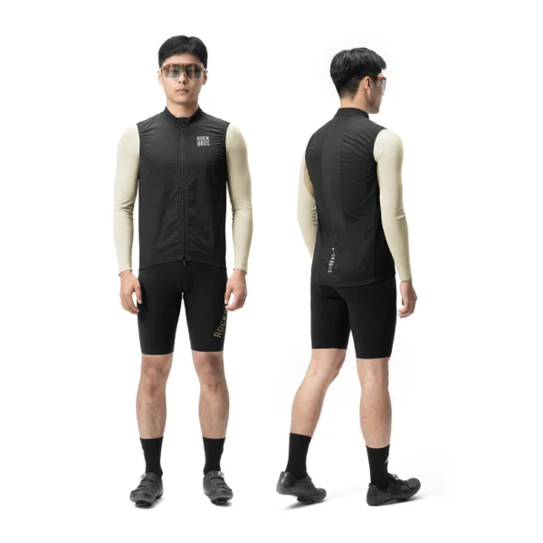 Ciclista con el chaleco cortaviento Rockbros YDV3100 negro, de frente y de espalda