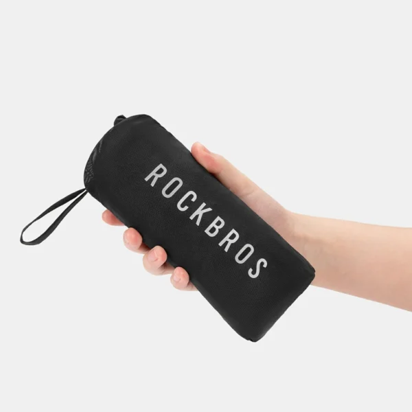 Chaleco Rockbros YDV3100 plegado dentro de su propio bolsillo, con cordón para colgar