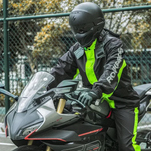 Motociclista manejando con el traje de lluvia Rockbros YPW2040
