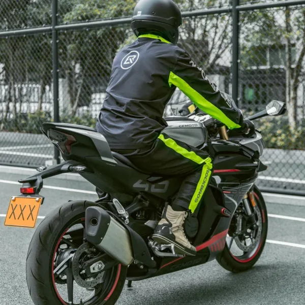 Traje de lluvia Rockbros YPW2040 visto de espalda sobre la moto, franja verde flúor