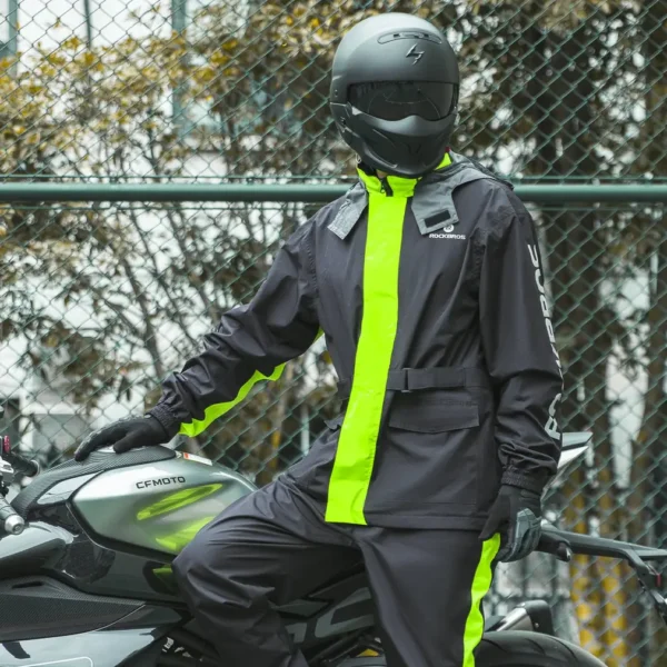 Motociclista con el traje de lluvia Rockbros YPW2040 visto de frente